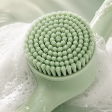 Close-up of the Luma Lather Reach mint bristle head with fresh lather